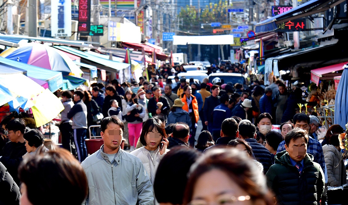 포항시 죽도어시장이 과메기를 구매하러 온 손님들로  북새통을 이루고 있다. (포항시 제공)