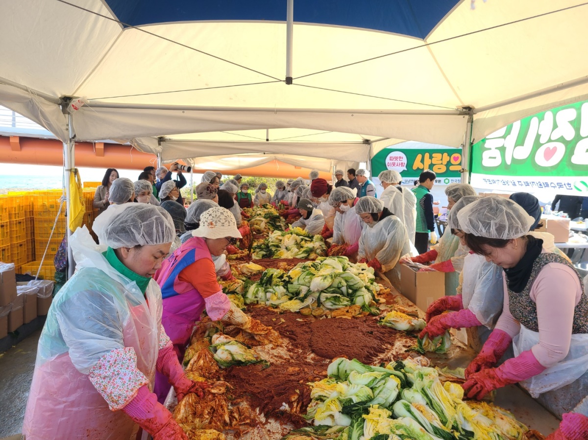 한국원자력환경공단은 동경주 3개 읍면 지역주민과 함께 ' 사랑의 김장나눔' 활동을 펼쳤다.[한국원자력환경공단 제공]