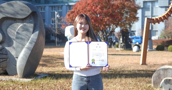 제19회 보석문화상품공모전에서 금상을 받은 김채연 학생.[대구가톨릭대 제공]