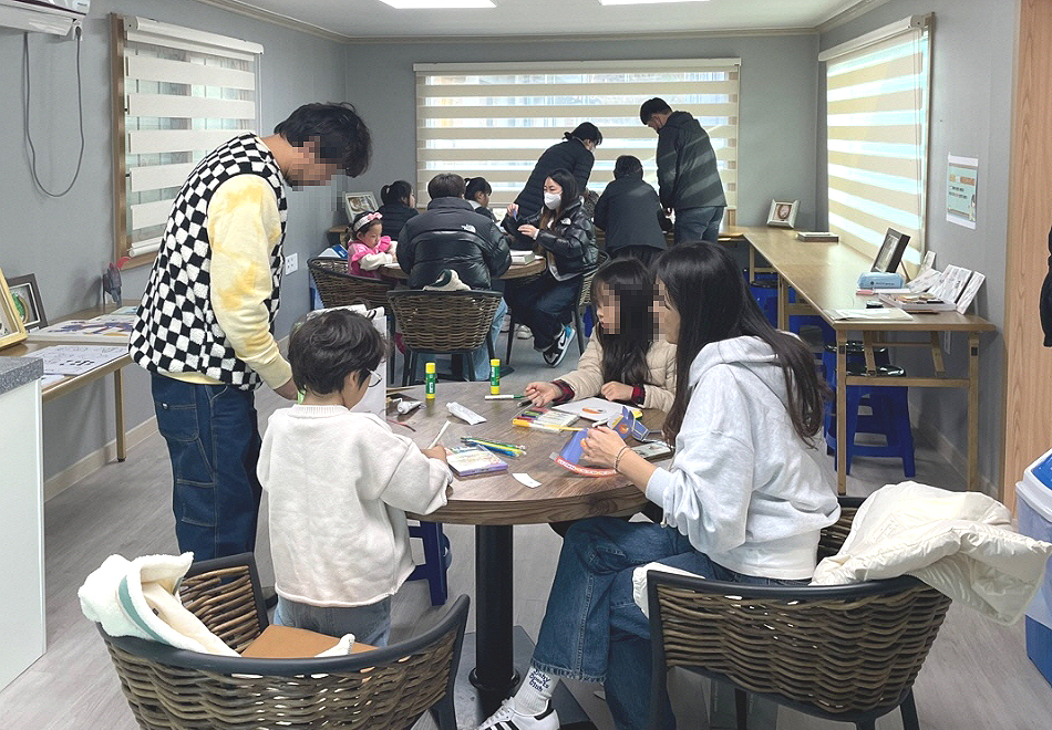 상주 국제승마장이 매주 말 ‘행운의 편자 꾸미기’ 체험행사를 열어 호응을 얻고 있다.(상주시 제공)