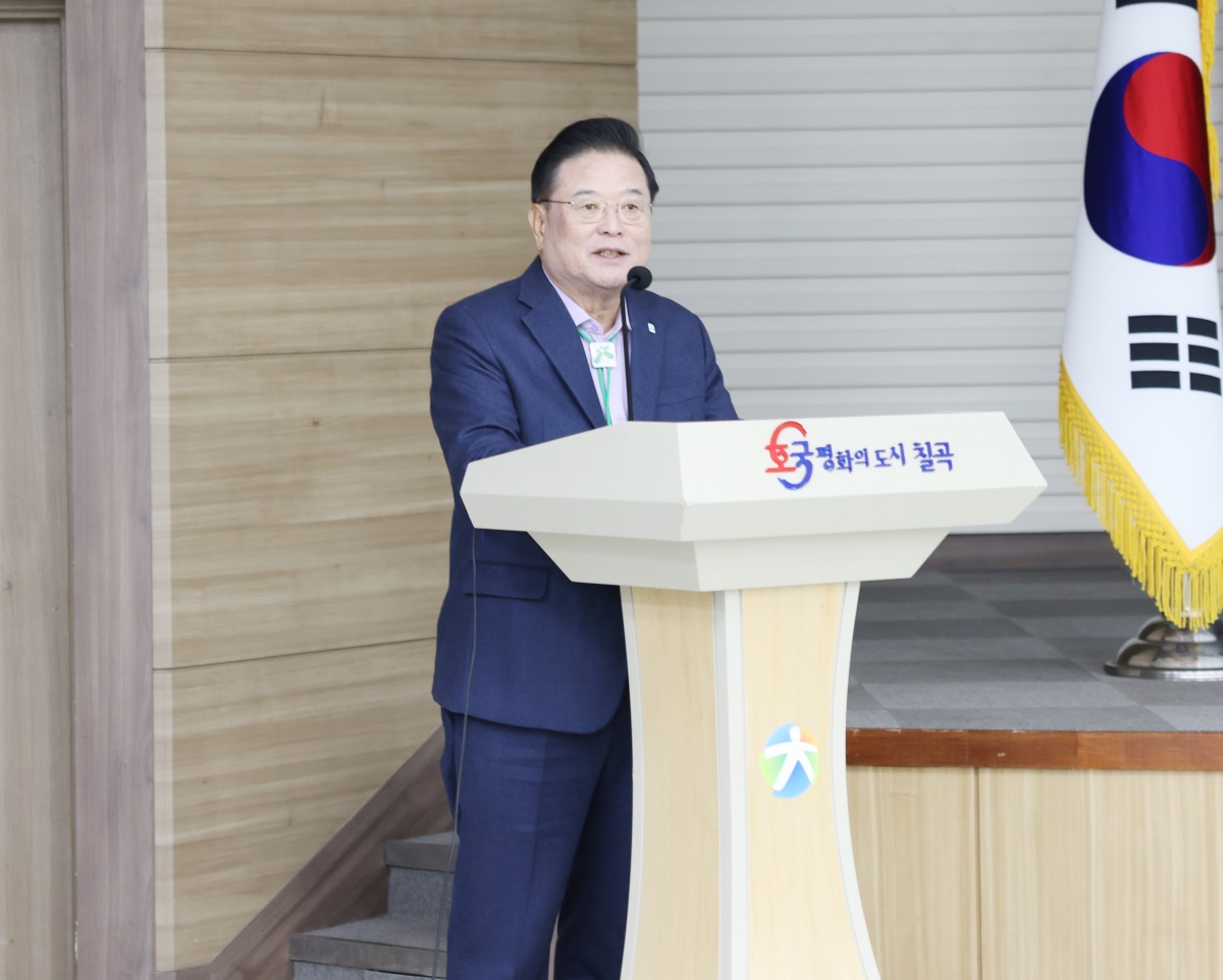 우동기 대통령직속 지방시대위원회 위원장이 지난 1일 칠곡군청 전직원을 대상으로 특강을 펼치고 있다.[칠곡군 제공]