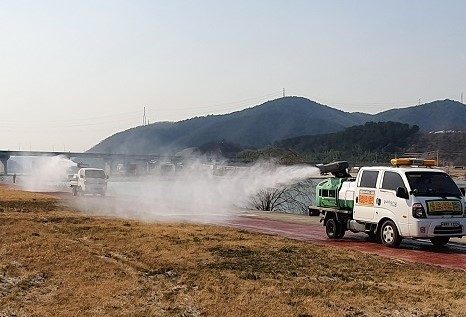 철새 도래지 소독 모습.[경북도 제공]