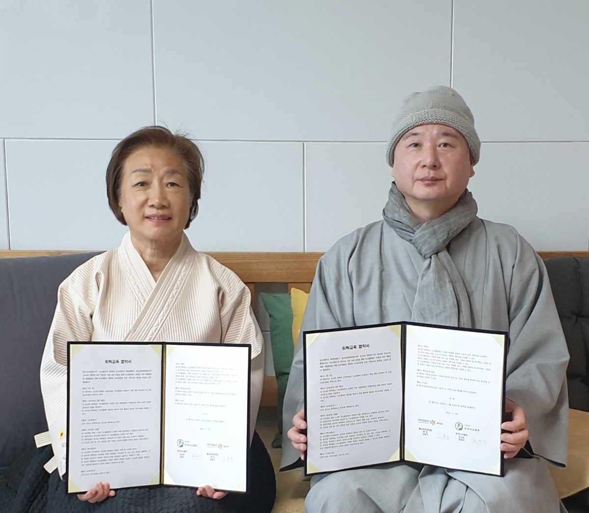 동국대 WISE캠퍼스 불교문화대학원 원장 혜명스님(오른쪽), 정영진 한국다도협회 이사장.[동국대 WISE캠퍼스 제공]