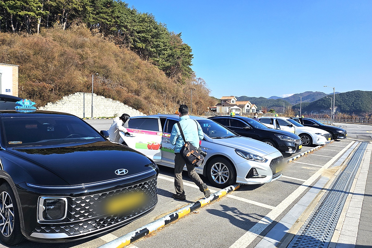 영주시 용마루공원에 '영주 관광택시'가 손님을 기다리고 있다(영주시 제공)