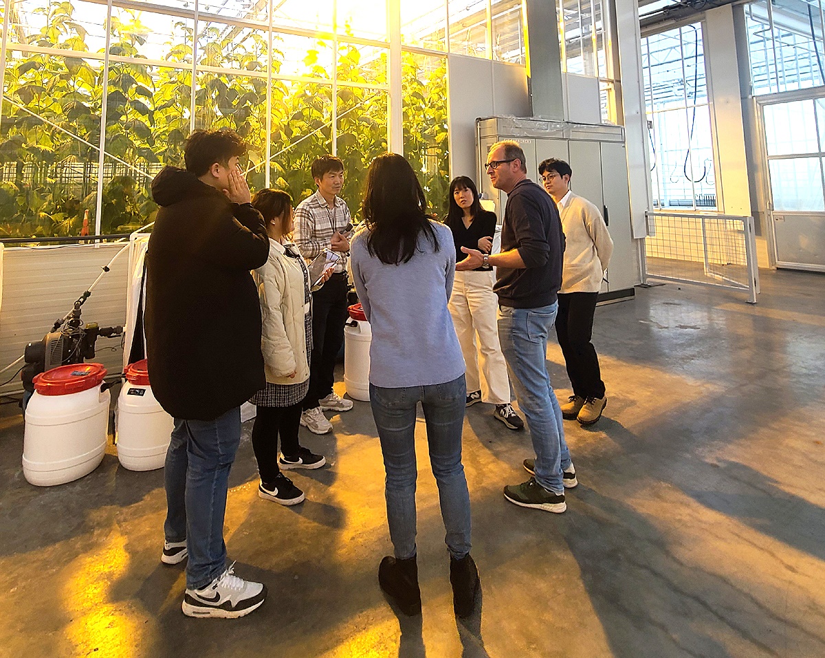 ‘상주 스마트팜 혁신밸리’ 입주 기업체들이 네덜란드 세계원예센터(World horti center)에서 전문 교육을 받고 있다(상주시 제공)