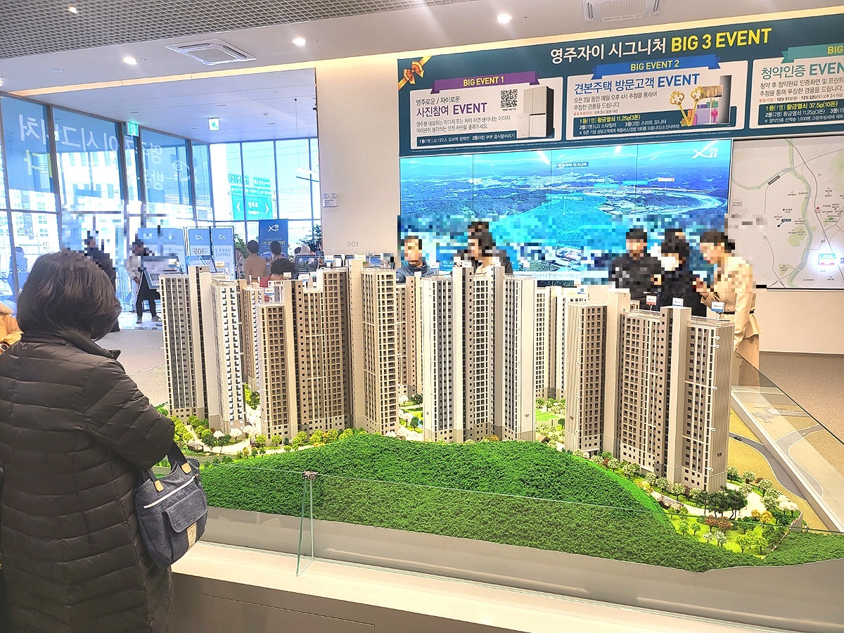 영주시 가흥동에 마련된 견본주택을 보러온 주민들이  설명듣고 있다(사진=김성권 기자)