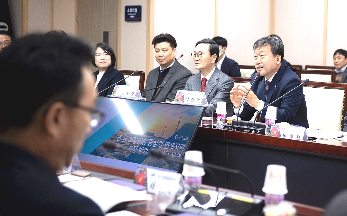 남한권 (오른쪽 첫번째)울릉군수가 신안군에서 열린  먼 섬 소형공항 중심의 면세지역 지정 방안 공동연구 용역 중간보고에서 인사말을 하고 있다(울릉군 제공)