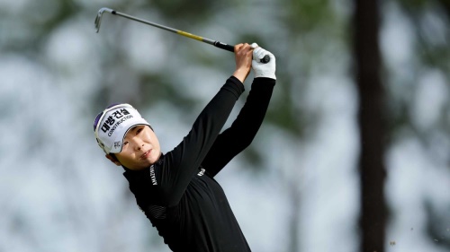 2번 홀서 아이언 샷을 날리고 있는 이소미. [사진=LPGA]