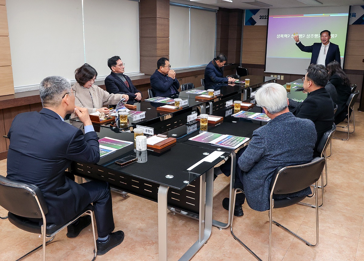 6일 울릉군 의회가   의원 등 고위직 공무원 대상으로 ‘4대 폭력 예방교육’을 했다(울릉군 의회제공)