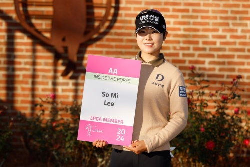합격증을 들고 포즈를 취한 이소미. [사진=LPGA]