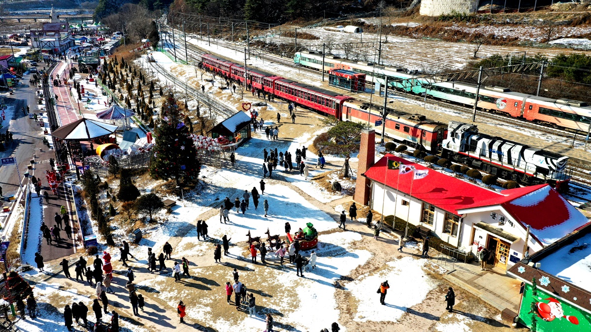 경북 봉화군 소천면 분천역 일원에 조성된 산타마을 전경.(봉화군 제공)