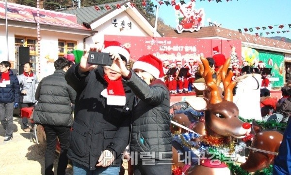 산타마을 축제당을 찾은 다정한연인이 셀카 놀이에 추억을 만들고 있다.(헤럴드 DB)
