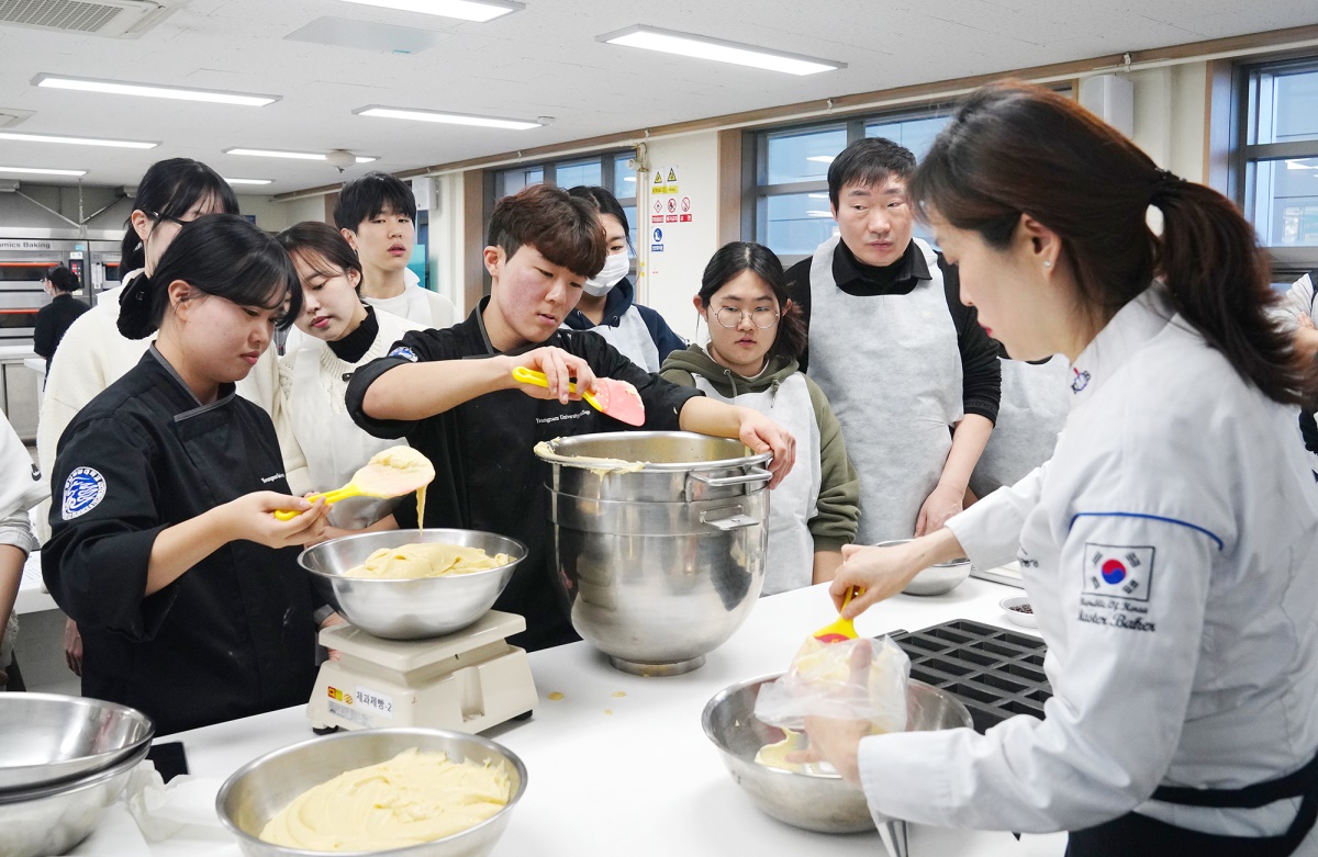 영남이공대 제과제빵실에서 식음료조리계열 우기남 교수와 재학생들이 쿠키를 만들고 있다.[영남이공대 제공]