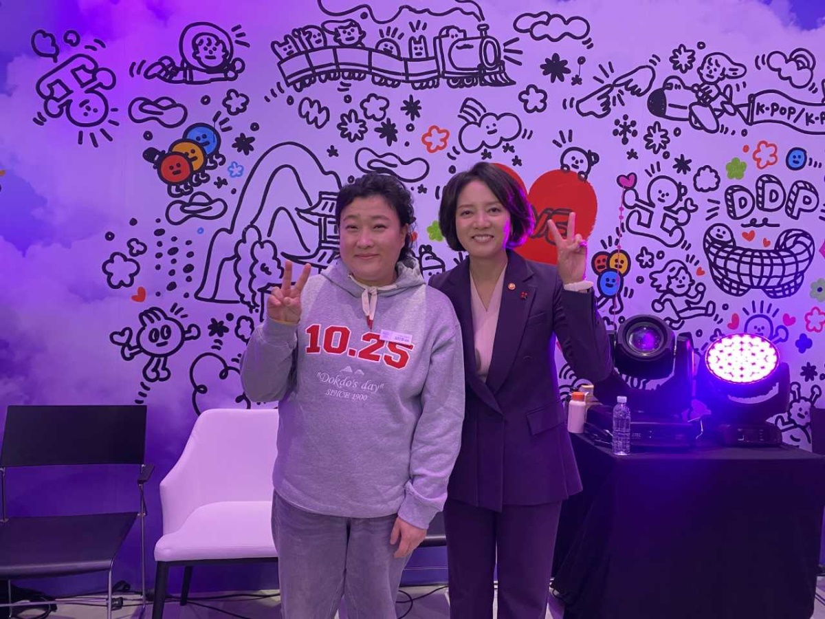 김민정 (왼쪽)독도문방구 대표가 이영  중소벤처기업부장관과 함께 기념사진을 찍으료 손가락으로 V자를 만들고 있다(독도문방구 제공)
