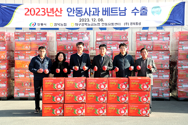 8일 대구경북능금농협 안동농산물처리장에서 13t의 안동사과를  베트남 수출 상차식을 가지며 기넘사진을 찍고 있다.(안동시제공)
