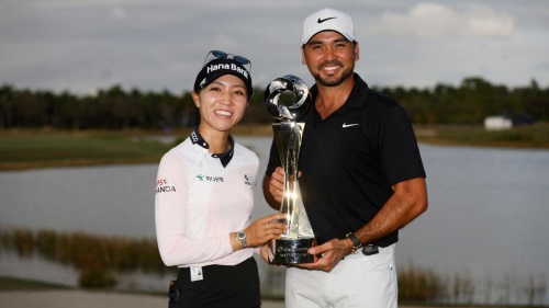 우승 트로피를 들고 포즈를 취한 리디아 고와 제이슨 데이. [사진=LPGA]