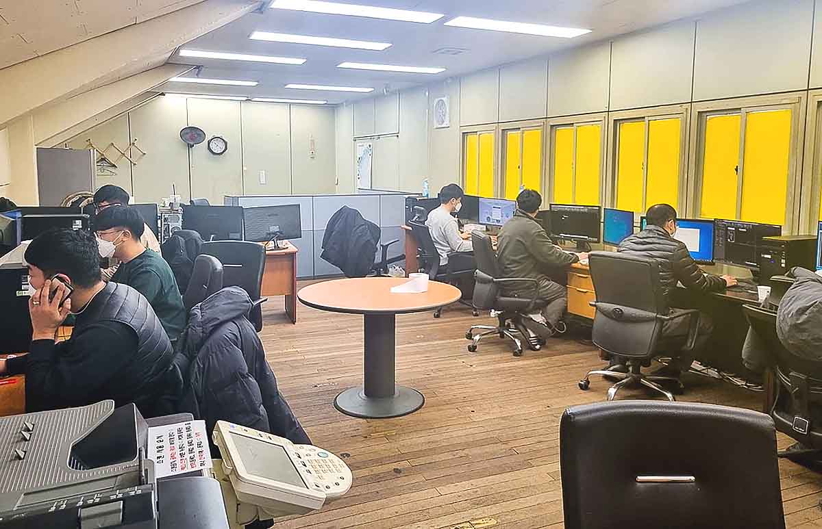 영주시 시설직 공무원들이 시민운동장 내 마련된 합동설계사무실에서 낸년도 읍면동 소규모 주민숙원사업 ‘합동설계"를 하고 있다(영주시 제공)
