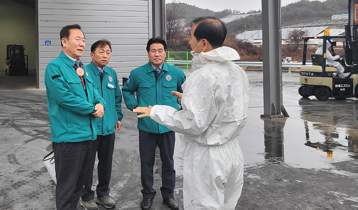 박현국(왼쪽)봉화 군수가 통제초소와 군 계란환적장을 방문해 빈틈없는 방역을 주문했다(봉화군 제공)