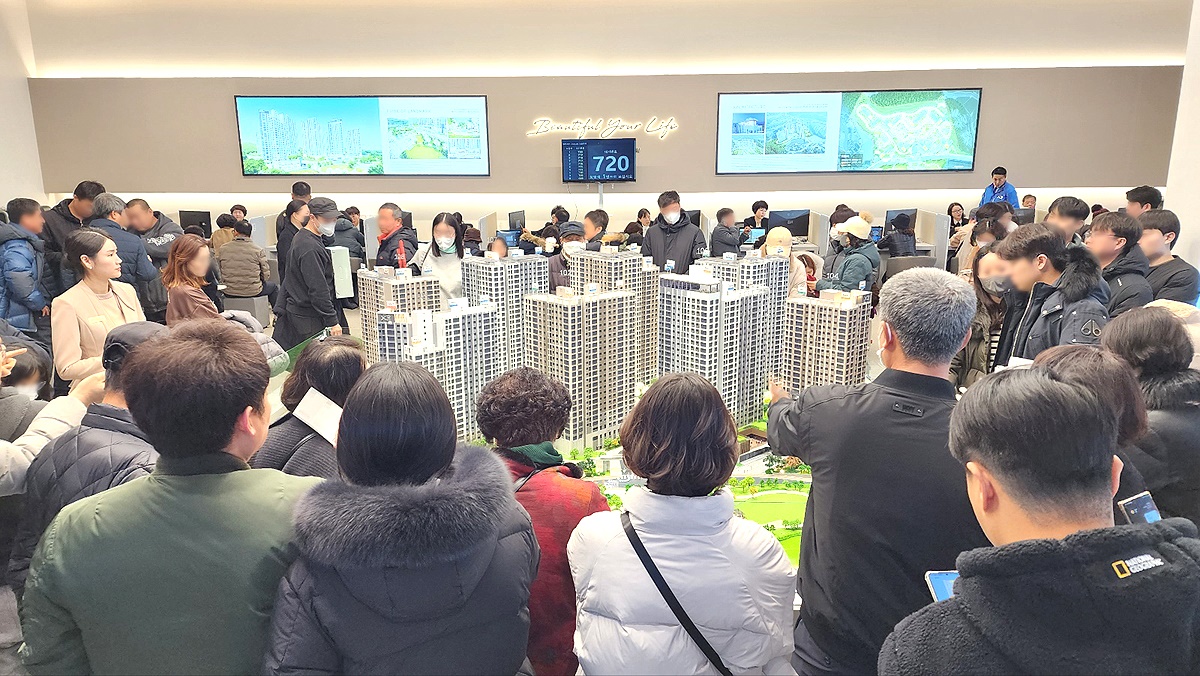 견본주택이 마련된 영주시 가흥동에 많은 방문객으로 북새통을 이루고 있다