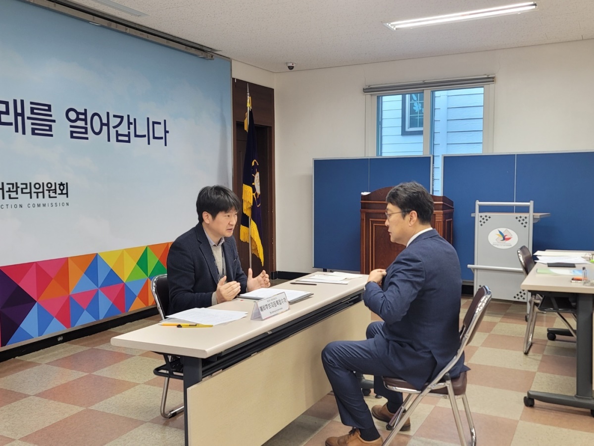 국민의힘 소속 최용규 변호사가 제22대 국회의원 선거 예비후보자 등록이 시작된 12일 오전 경북 포항시 남구 선거관리위원회에서 예비후보자 등록을 하고 있다(후보자 사무실 제공)