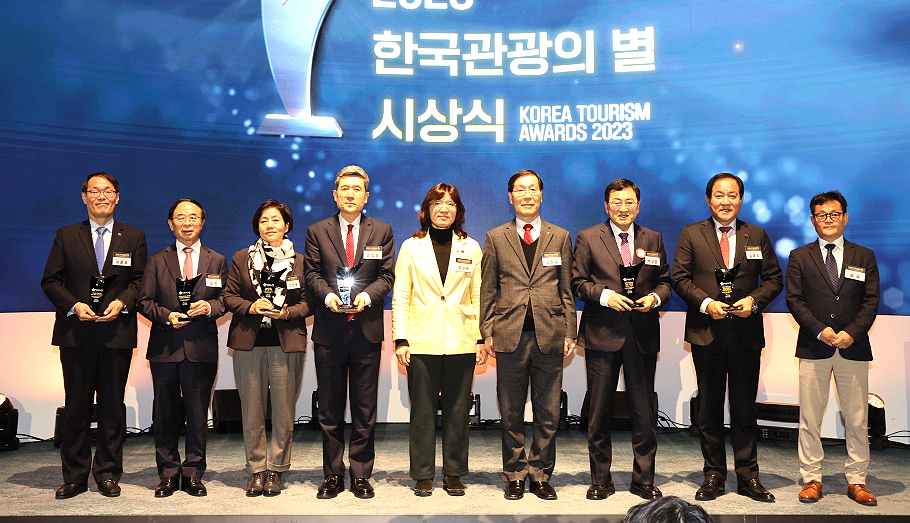 경북 포항시의 관광 랜드마크인 스페이스워크가 2023 한국관광의 별 신규관광자원 분야에 선정됐다. 이강덕 포항시장(왼쪽 네번째)이 상을 수상한 후 기념촬영을 하고 있다(포항시 제공)