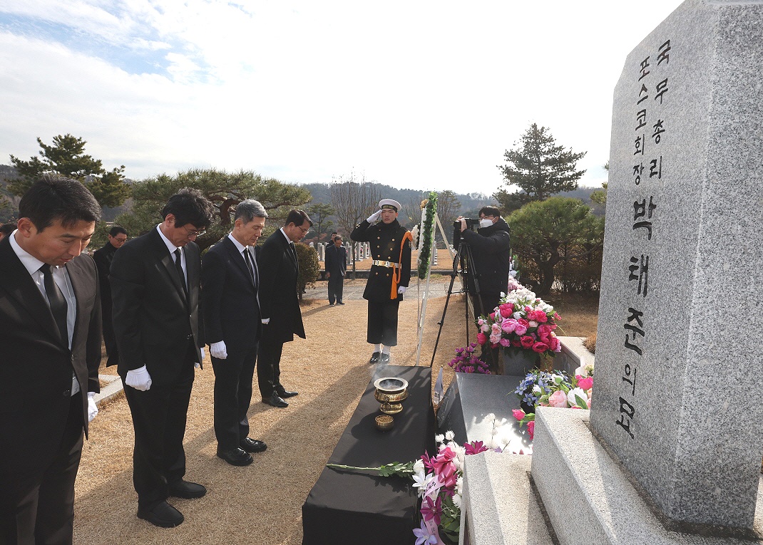 박태준 포스코 회장 묘소를 찾은 이강덕 포항시장등이 참배하고 있다(포항시 제공)