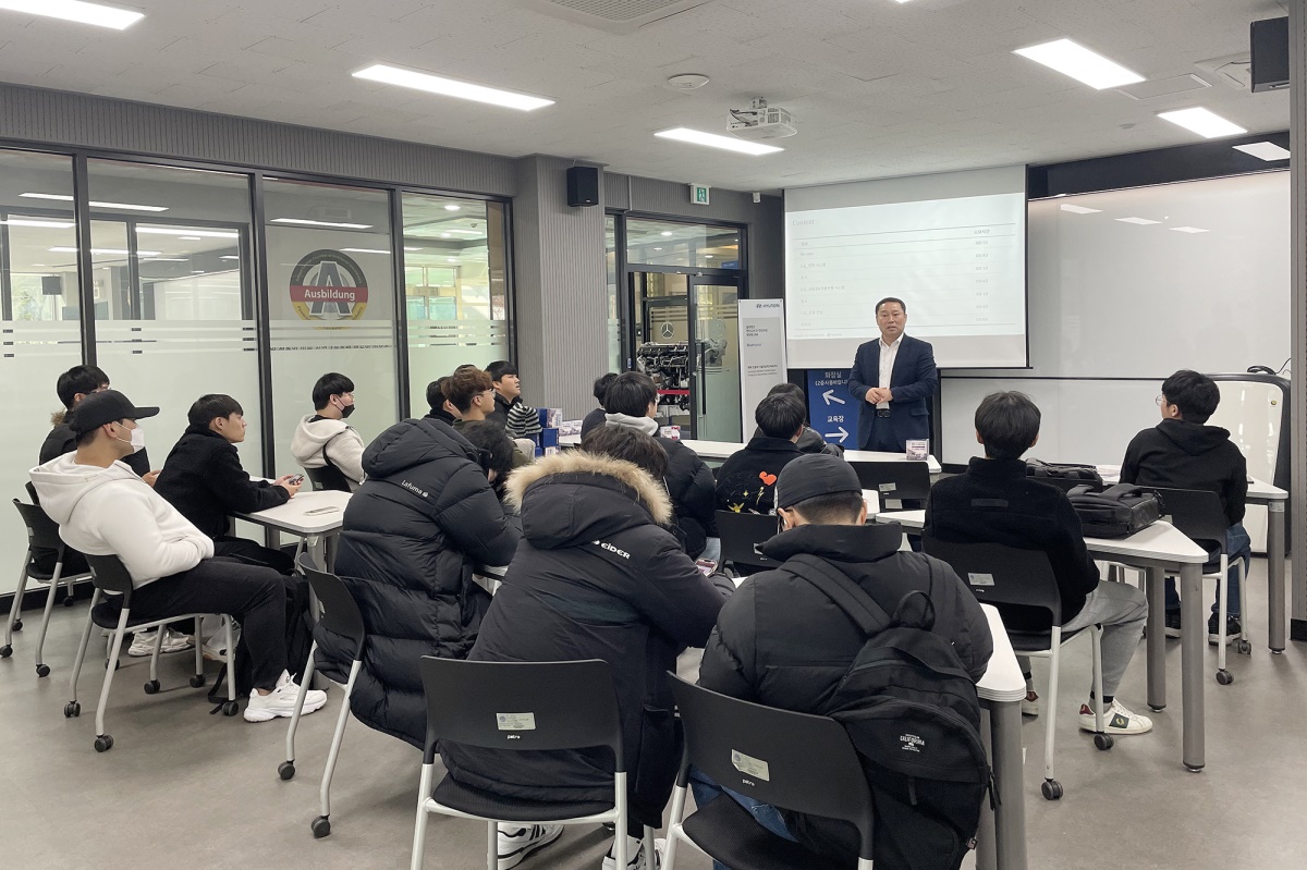 영남이공대는 13일 산학협력관 1층 아우스빌둥에서 현장 적응력 강화를 위한 산업체 맞춤식 인성교육을 진행했다.[영남이공대 제공]