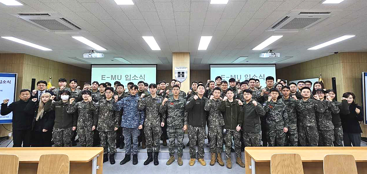 18일 경북전문대  호텔외식과(e-MU)가  교내 멀티강의실에서 e-MU 동계방학 입소식을 가진후 기념사진을 찍고 있다(경북전문대 제공)
