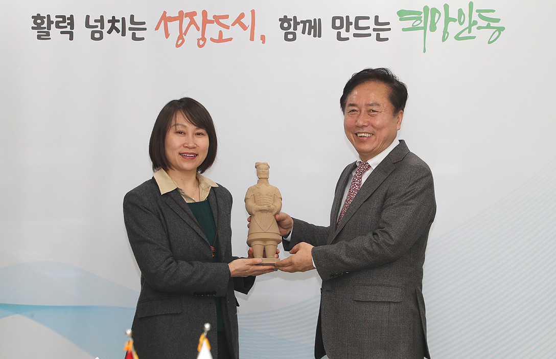 시안시 외사판공실 부주임 리샤오옌이 권기창 안동시장에게 방문기념품을 전달하고 있다(안동시 제공)