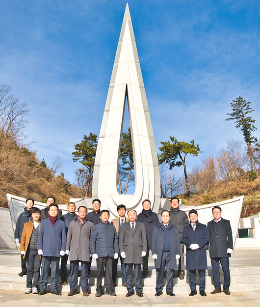 최병욱 (앞줄 가운데)국회의원 예비후보는 18일 충혼탑 참배를 시작으로 본격적인 선거운동에 나섰다. (최병욱 국회의원 예비후보 제공)