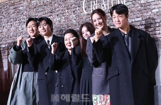 정동윤 감독, 박서준, 김해숙, 한소희, 수현, 조한철/사진=민선유기자