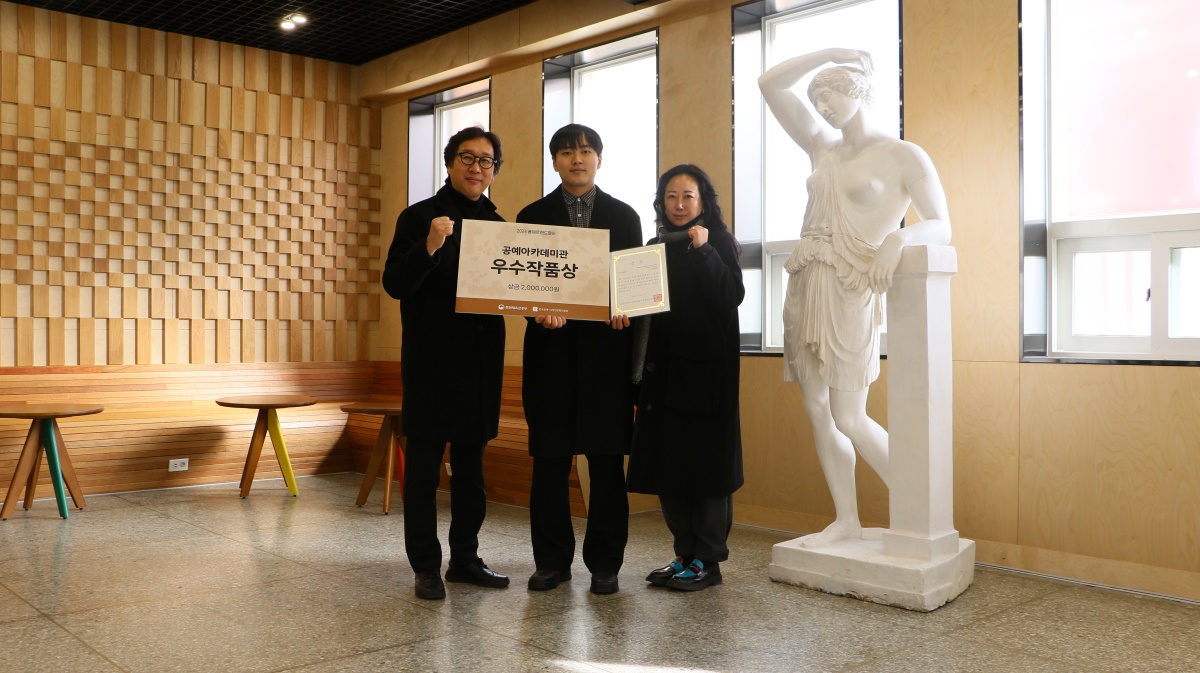 김윤희 미술대학장, 박종인 대학원생, 나유리 공예디자인전공 교수.[계명대 제공]