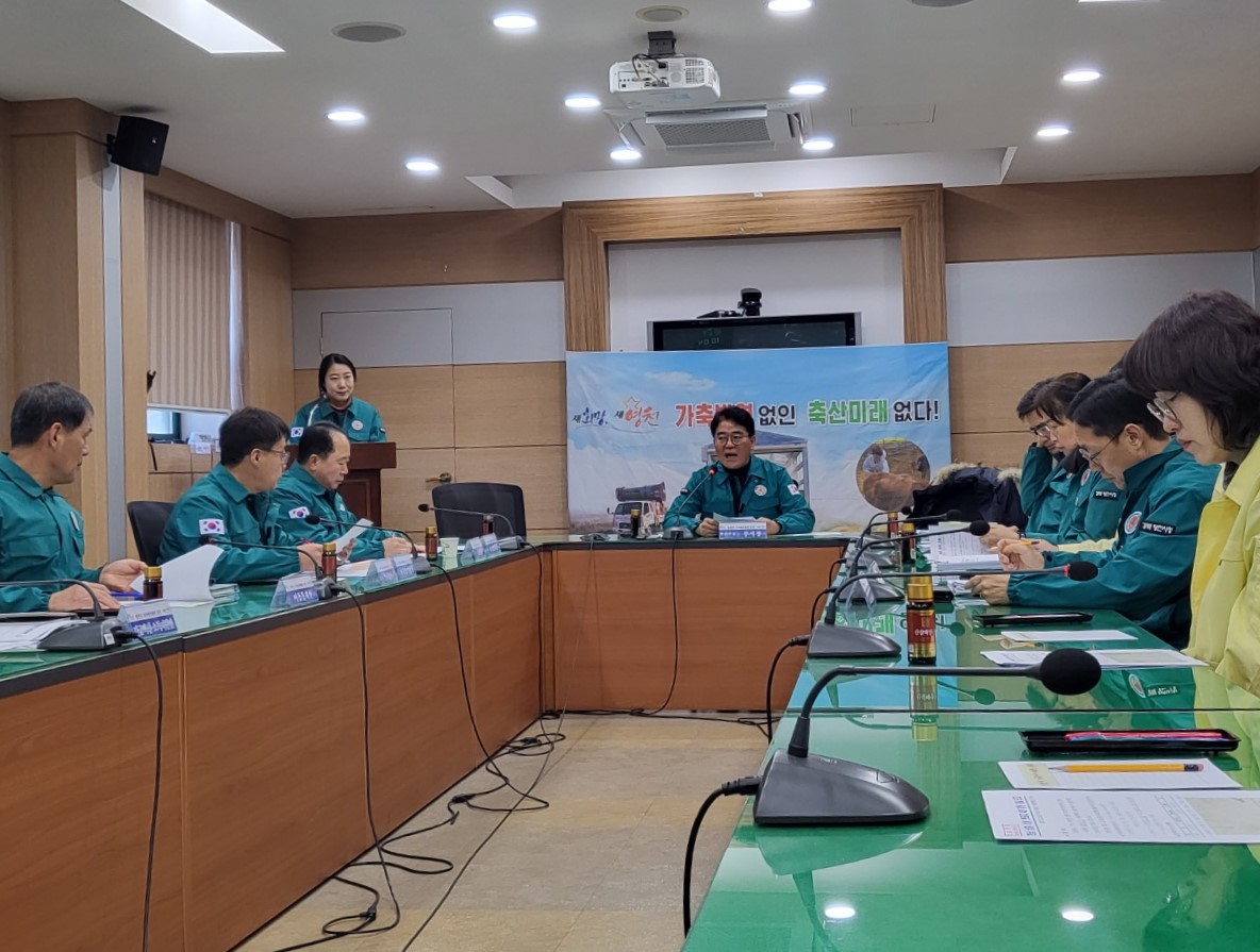경북 영천시는 김진현 부시장 주재로 긴급 방역대책 회의를 열고 있다.[영천시 제공]