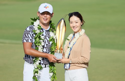 소니오픈 우승 후 포즈를 취한 김시우와 오지현 커플. [사진=PGA투어]