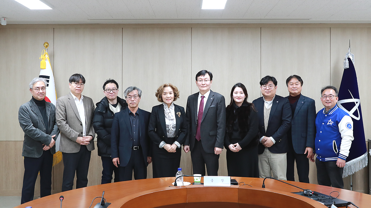27일 국립안동대학교 정태주(오른쪽 다섯번째) 총장이 대학 본관에서 ‘2023년 우수교수상 시상식’을 개최한 후 기념촬영을 하고 있다.(안동대 제공)