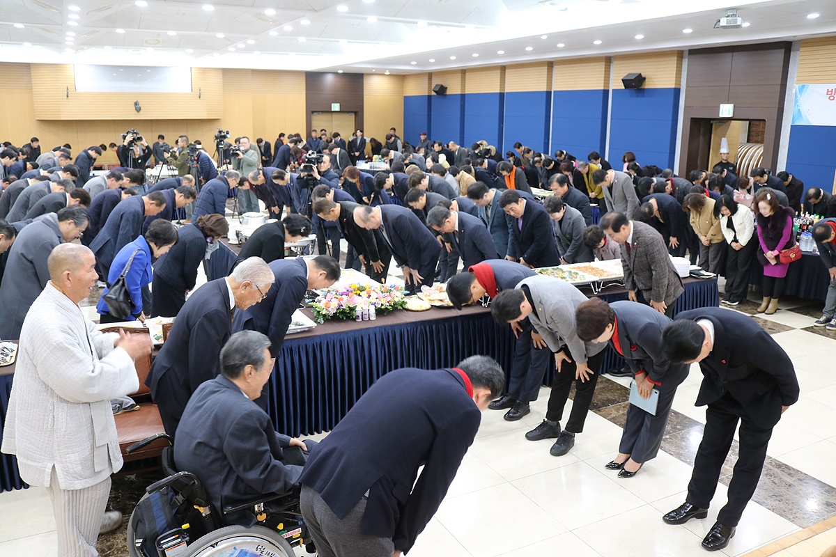 3일 구미상공회의소  2층 대강당에서 열린 신년인사회에 참석자들이 상호 인사하고 있다(구미상의 제공)
