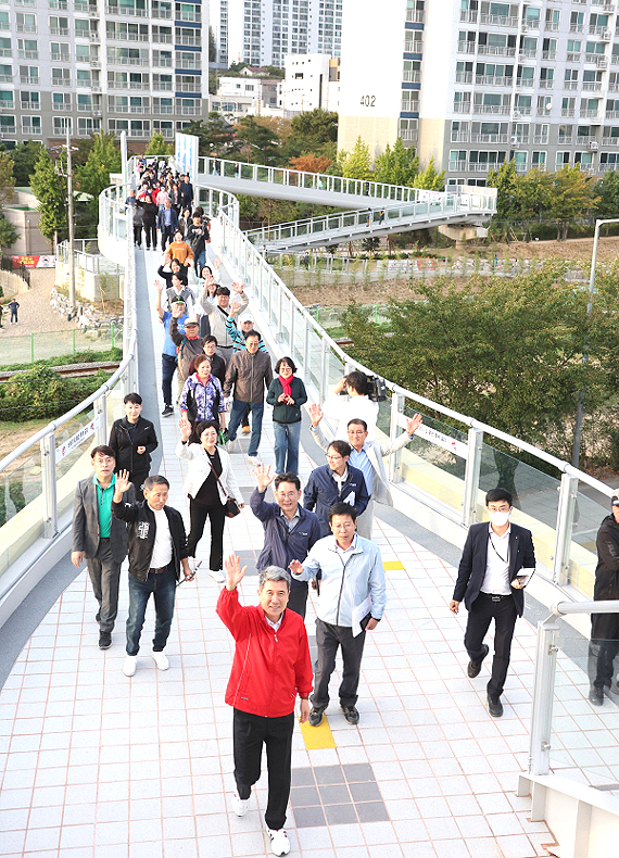 이강덕(맨앞) 포항 시장이 시민들과 상생숲길 인도교를 건너며 손을 흔들고 있다(포항시 제공)