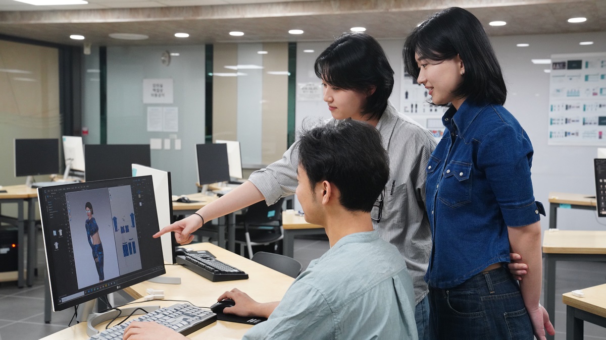 패션디자인실습실에서 학생들이 과제를 하고 있는 모습.[영남이공대 제공]