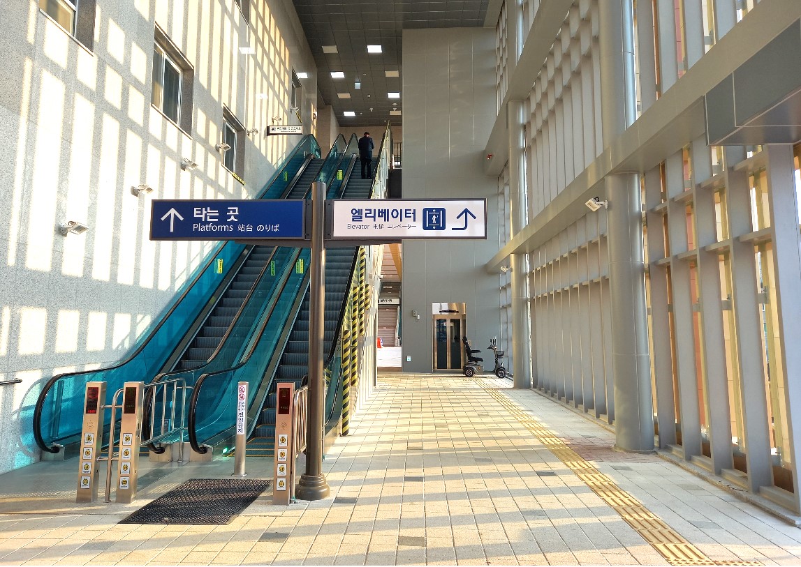 영주역사내 신설 운행되는 에스컬레이터 승강기(코레일 대구경북본부 제공)