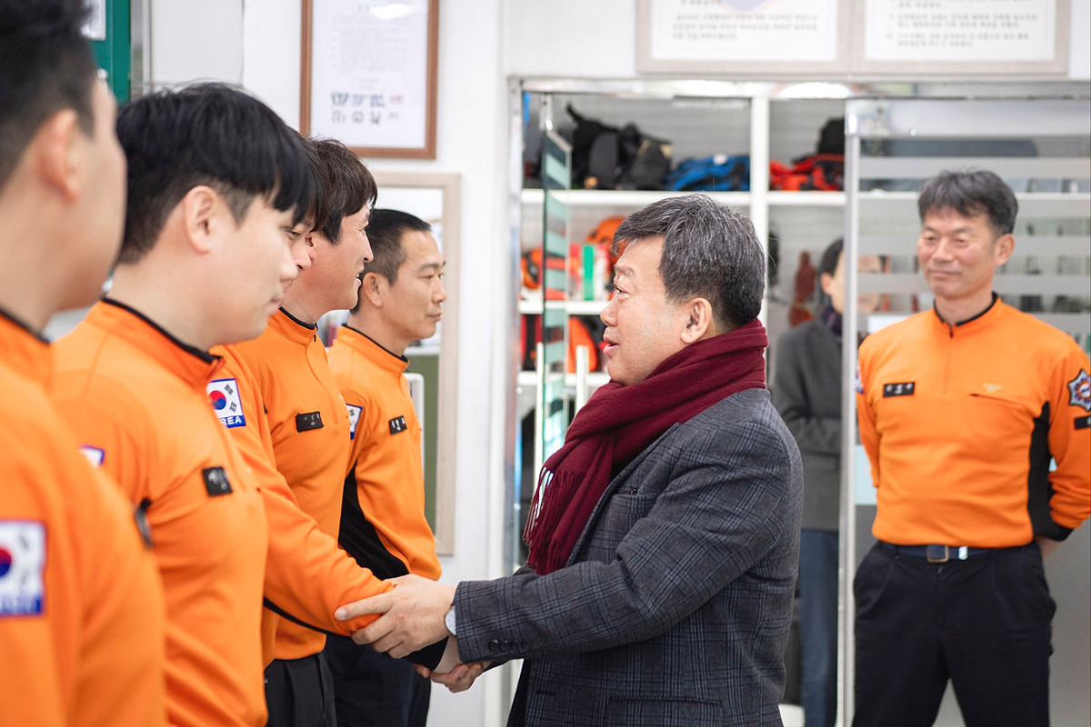 울릉군이 새해 벽두 군민과 소통하는 공감행정을 펼치기위해 읍면 방문에 나섰다. 사진은 남한권 울릉군수가 울릉119안전센터를 방문해 직원들을 격려하고 있다(울릉군 제공)