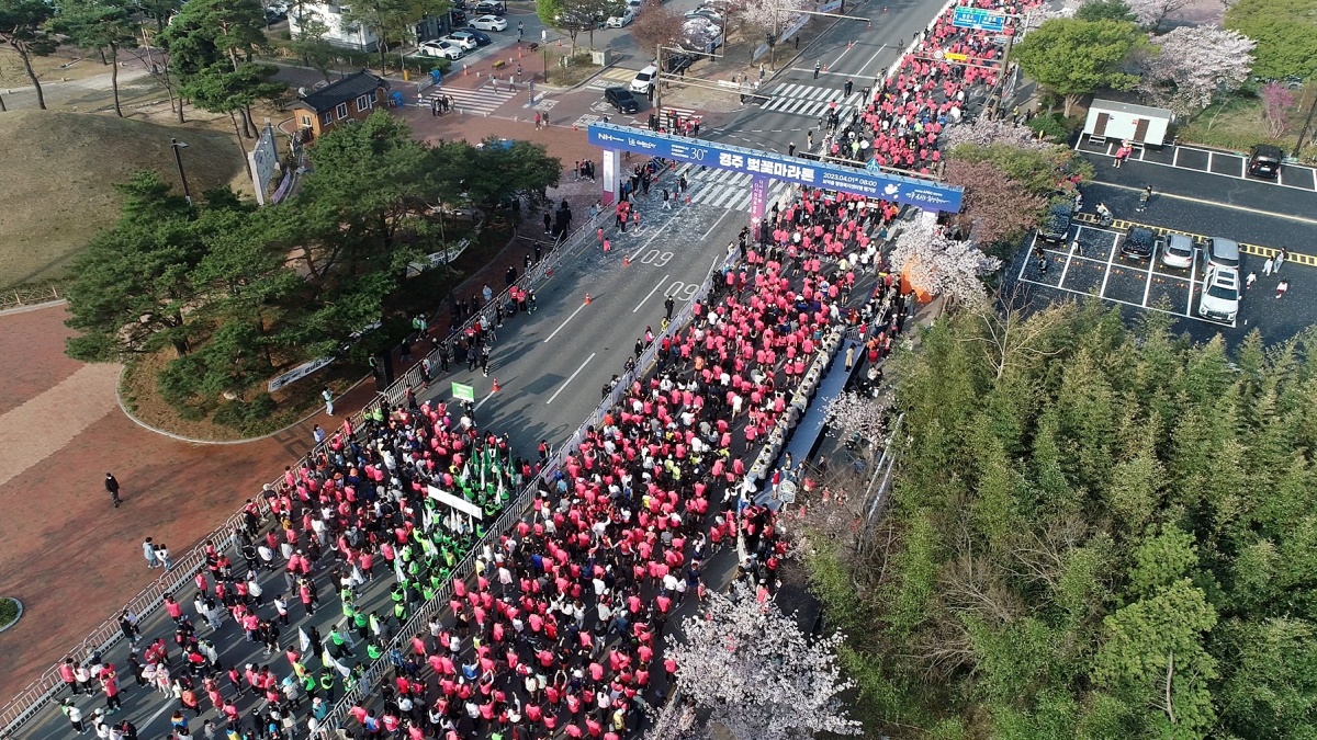지난해 4월 경주 보문관광지 일원에 열린 '제30회 경주벚꽃마라톤대회'모습.[경주시 제공]