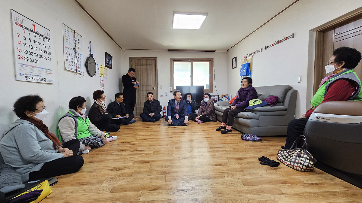 박현국 봉화군수가 경로당을 방문해 어르신들께 신년인사를 하고 있다(봉화군 제공)