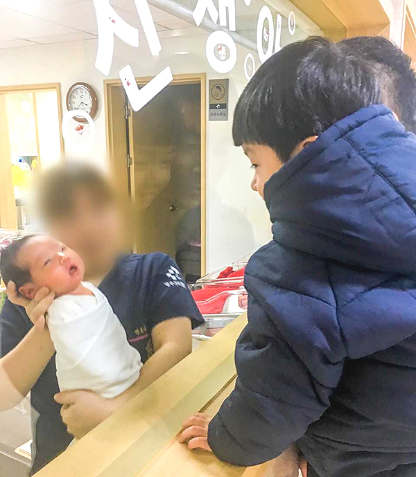 영주시가 출산율을 높이기 위해 맞춤형 지원을 강화한다. 한 아이가 영주기독병원 에서 갓 태어난  동생을바라보고 있다.( 영주시 제공)