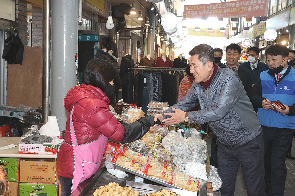 이강덕 포항시장이  재래시장을 찾아 상인들을 격려하고 있다(포항시 제공)