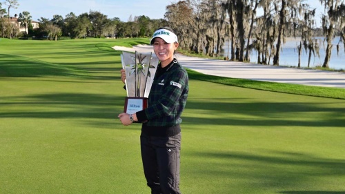우승 트로피를 들고 활짝 웃고 있는 리디아 고. [사진=LPGA]