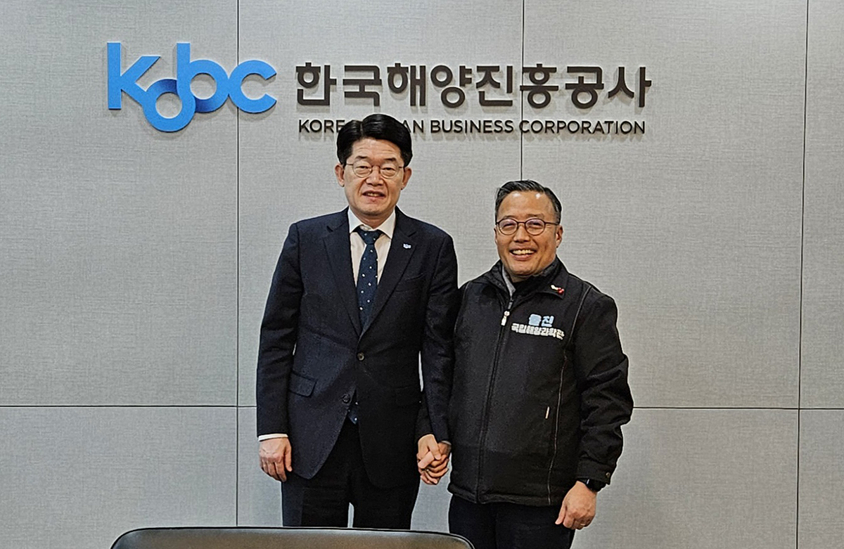 국립해양과학관 김외철(오른쪽) 관장이 항국해양진흥공사를 방문해 기념사진을 찍고 있다.