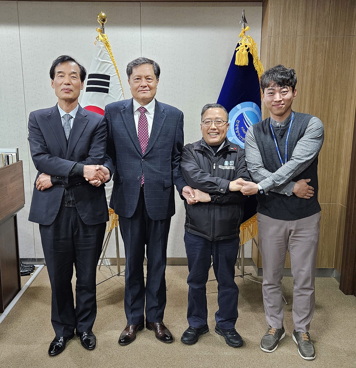 한국해양수산 연수원을 방문한 국립해양과학관 김외철(오른쪽 두번째) 관장이 상생협력위한 간담회후 기념사진을 찍고 있다.