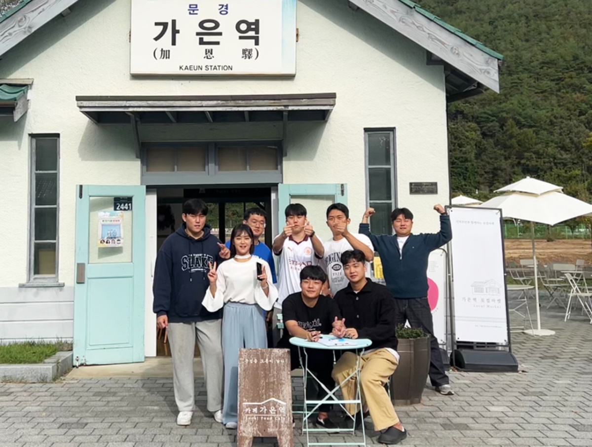 경북 이리오이소 한스메디치킨팀 활동 모습.[대구한의대 제공]