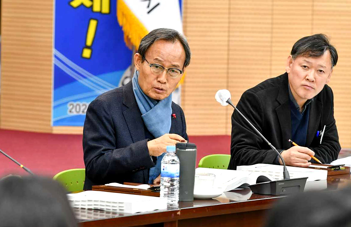 23일 박남서(왼쪽)영주시장이 2024년도 주요 업무계획 보고회에서 미래 100년 먹거리  신규사업 발굴에 매진할것을 당부하고 있다(영주시 제공)
