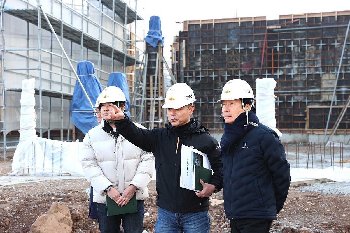 김주수(오른쪽) 의성군수가 관내 건설 사업장을 찾아  현장점검을 하고 있다. (의성군 제공)